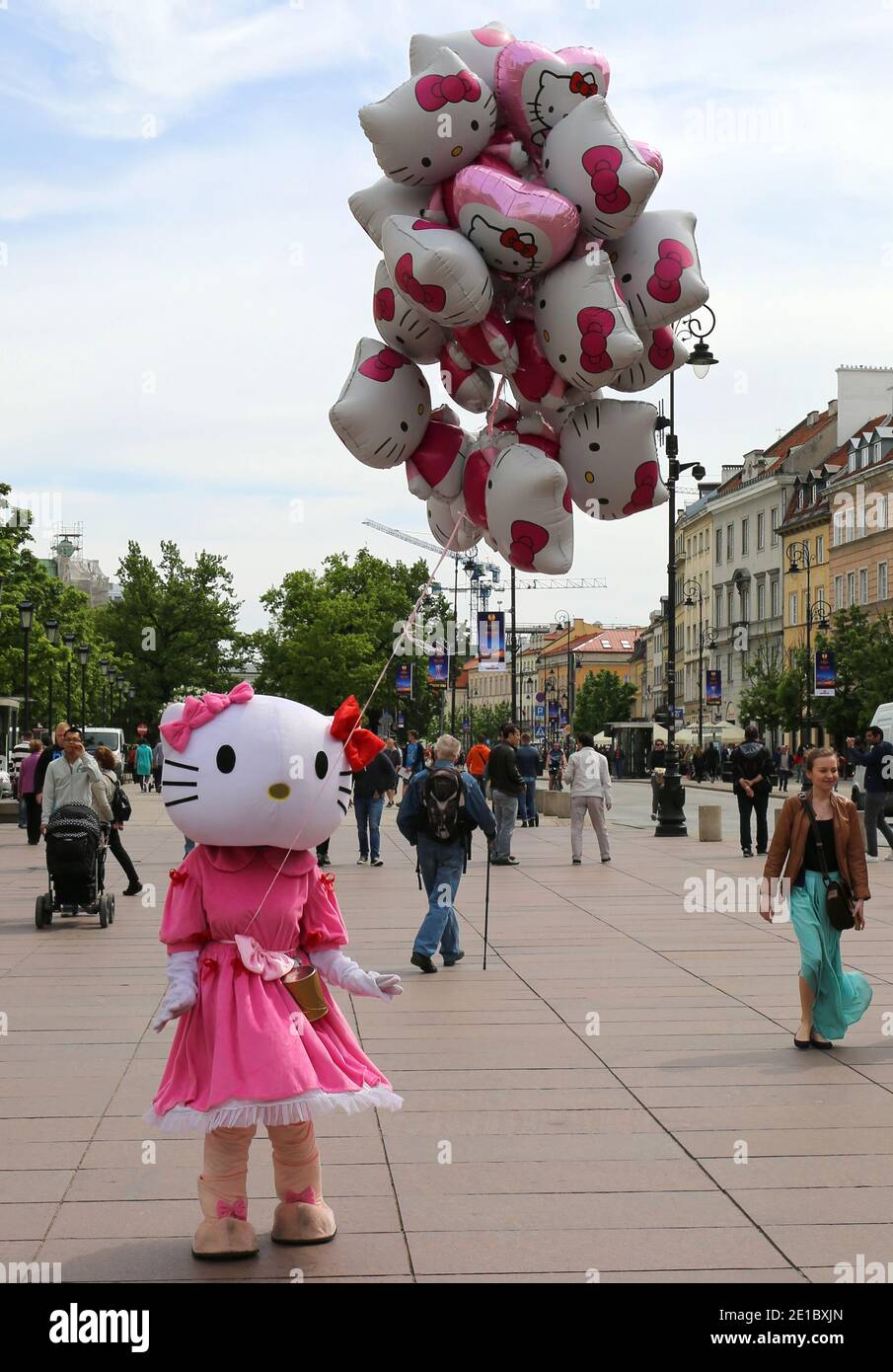 VARSAVIA, POLONIA-MAGGIO 16: Venditore di palloncini non identificato in Hello  Kitty Costume che vende palloncini.Maggio 16,2015 a Varsavia, Polonia Foto  stock - Alamy