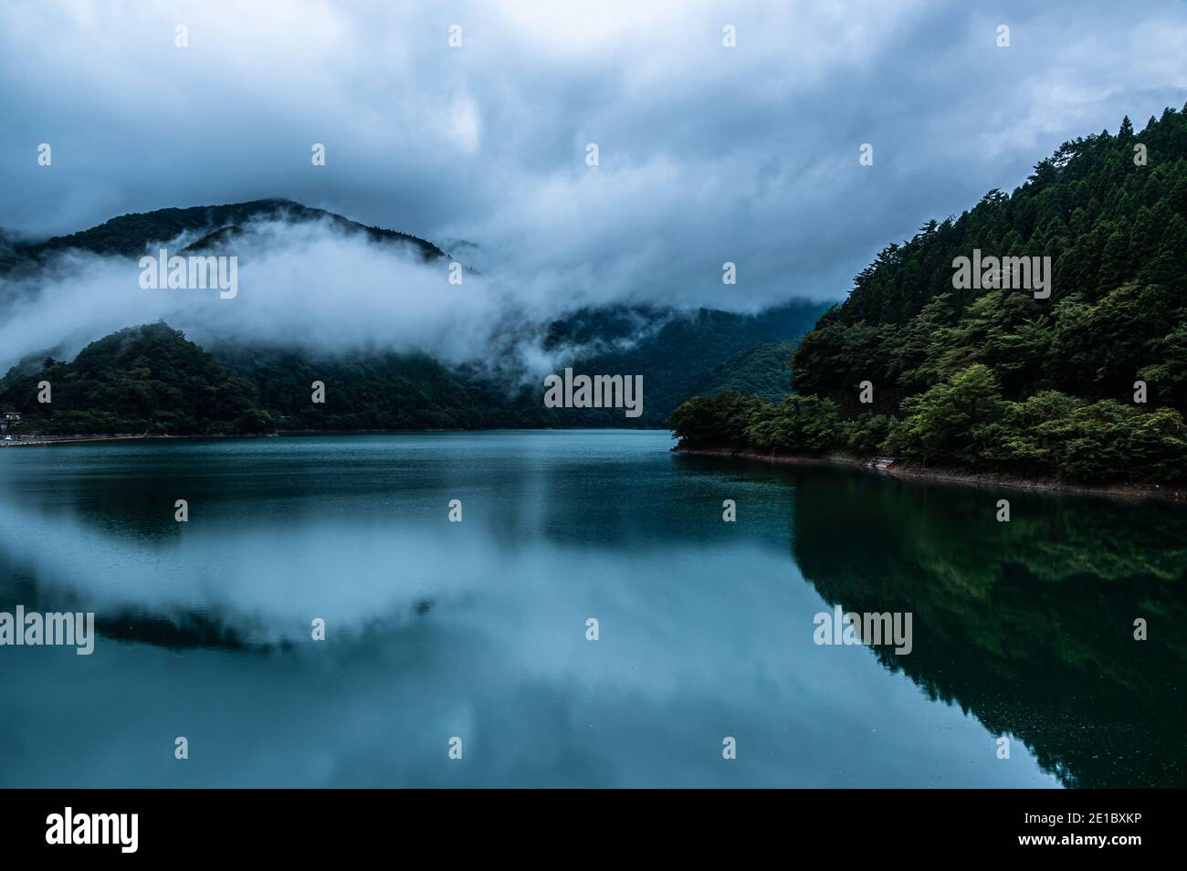 Il lago Okutama è un serbatoio di acqua dolce creato da una diga vicino alla testa del fiume Tama. Questo serbatoio fornisce circa il 20% dell'acqua di Tokyo. Foto Stock