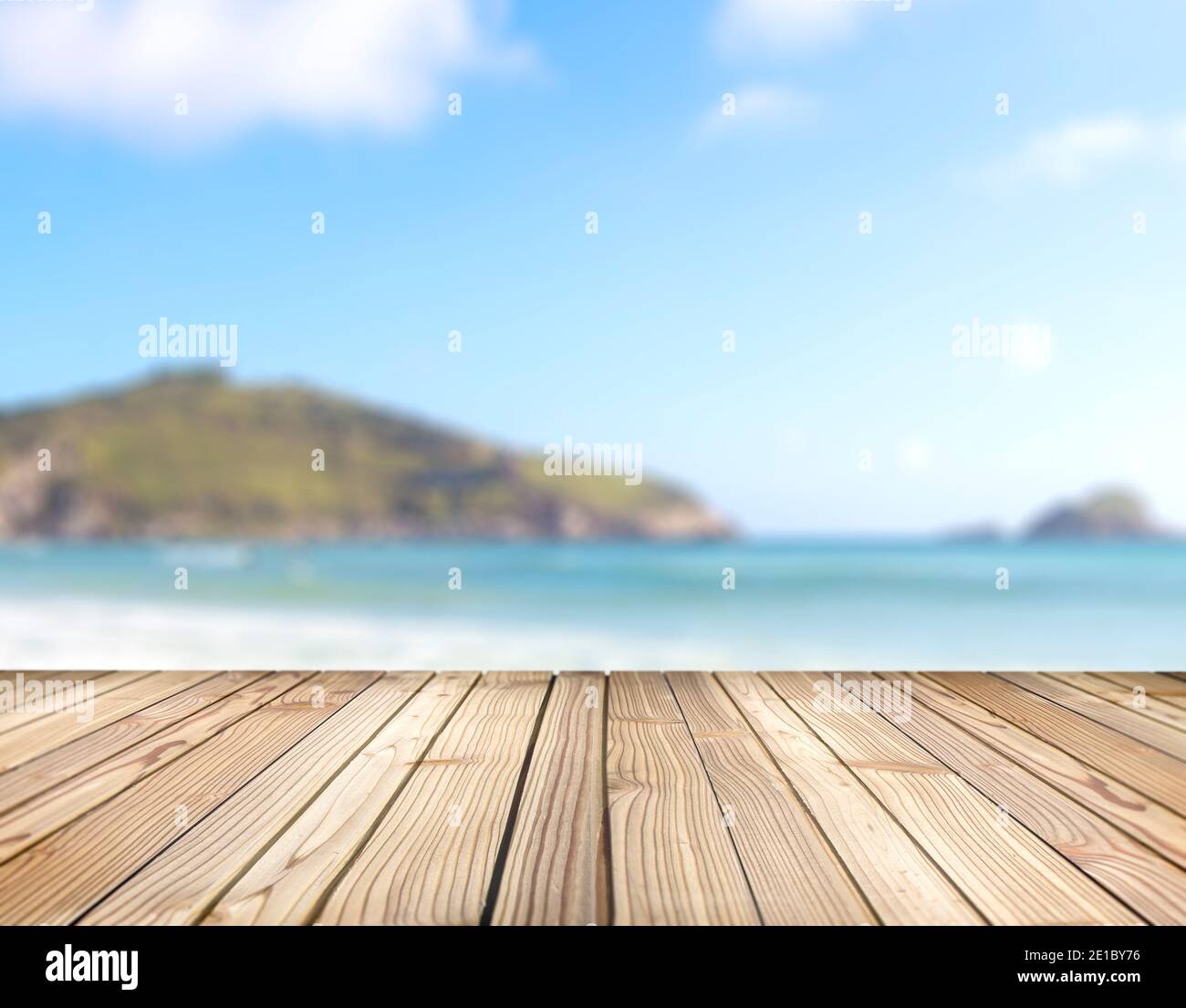 Piattaforma in legno con sfondo sfocato di mare e colline. Piano pronto per l'esposizione del prodotto. Stage per la presentazione di oggetti con spazio di copia. Foto Stock