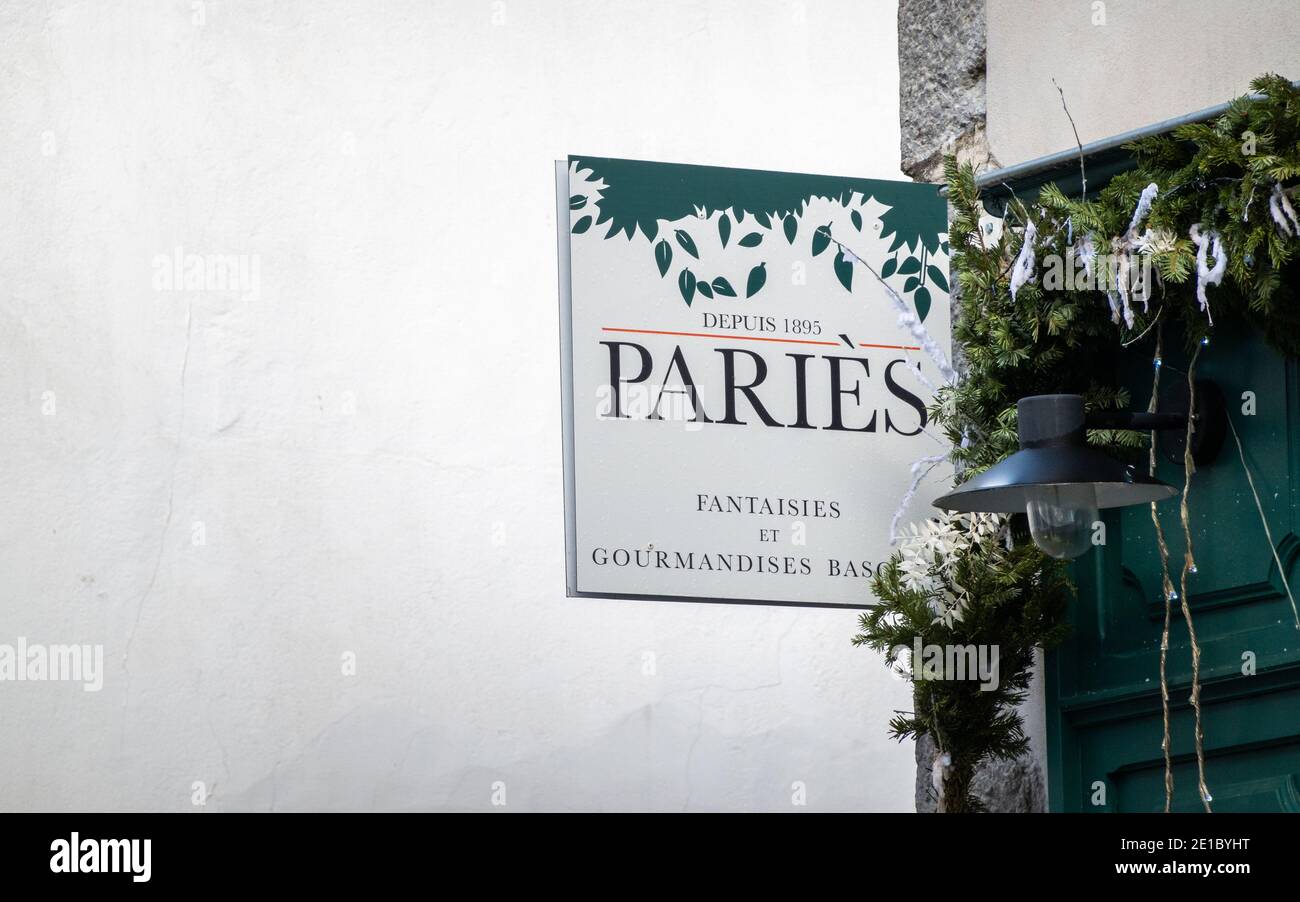 ESPELETTE, FRANCIA - CIRCA GENNAIO 2021: Insegna Paries fuori negozio. Paries è una fabbrica di cioccolato, pasticceria, gelati e dolciumi Foto Stock