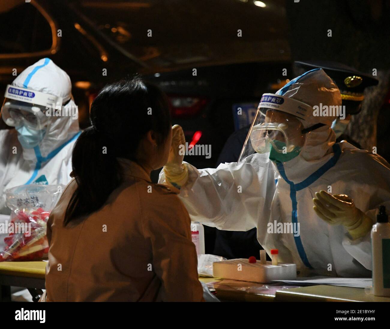 Pechino, provincia cinese di Shandong. 12 Ott 2020. Un cittadino riceve test di acido nucleico gratuiti per lo screening COVID-19 a Qingdao, Provincia di Shandong della Cina orientale, 12 ottobre 2020. Credit: Li Ziheng/Xinhua/Alamy Live News Foto Stock