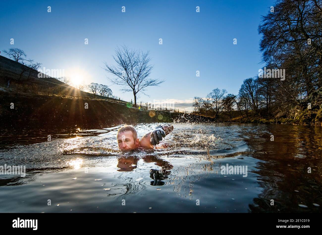 Les Peebles nuota nel fiume Ribble vicino a Stainforth nel North Yorkshire. Il signor Peebles nuota nella natura ogni giorno in gennaio per raccogliere fondi per la crisi caritativa dei senzatetto. Foto Stock