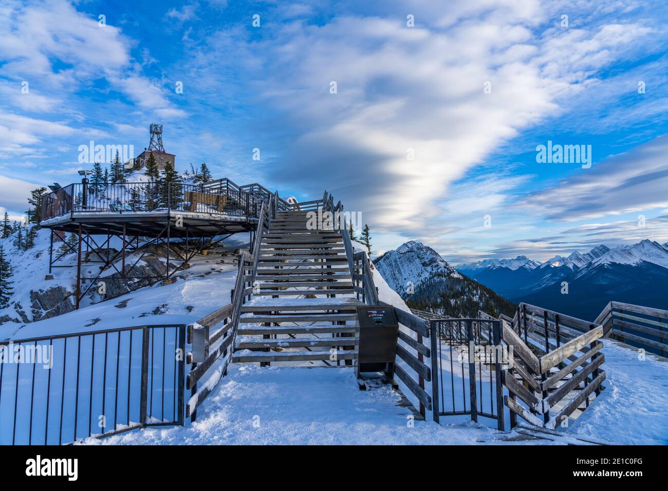 Sulphur Mountain Cosmic Ray Station, sito storico nazionale. Scale in legno e passerelle lungo la cima della montagna Sulphur. Parco nazionale di Banff Foto Stock