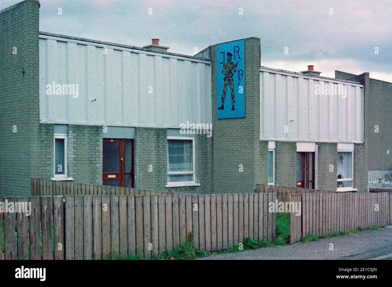 IRA graffiti su un muro di una casa, agosto 1986, Irlanda del Nord Foto Stock