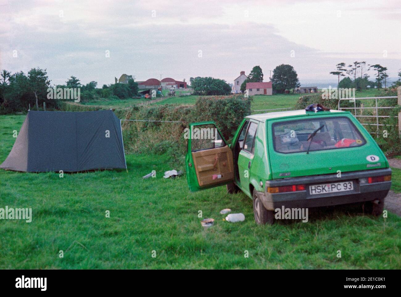 Normale nonostante le difficoltà, campeggio in una fattoria, 1986, Irlanda del Nord Foto Stock