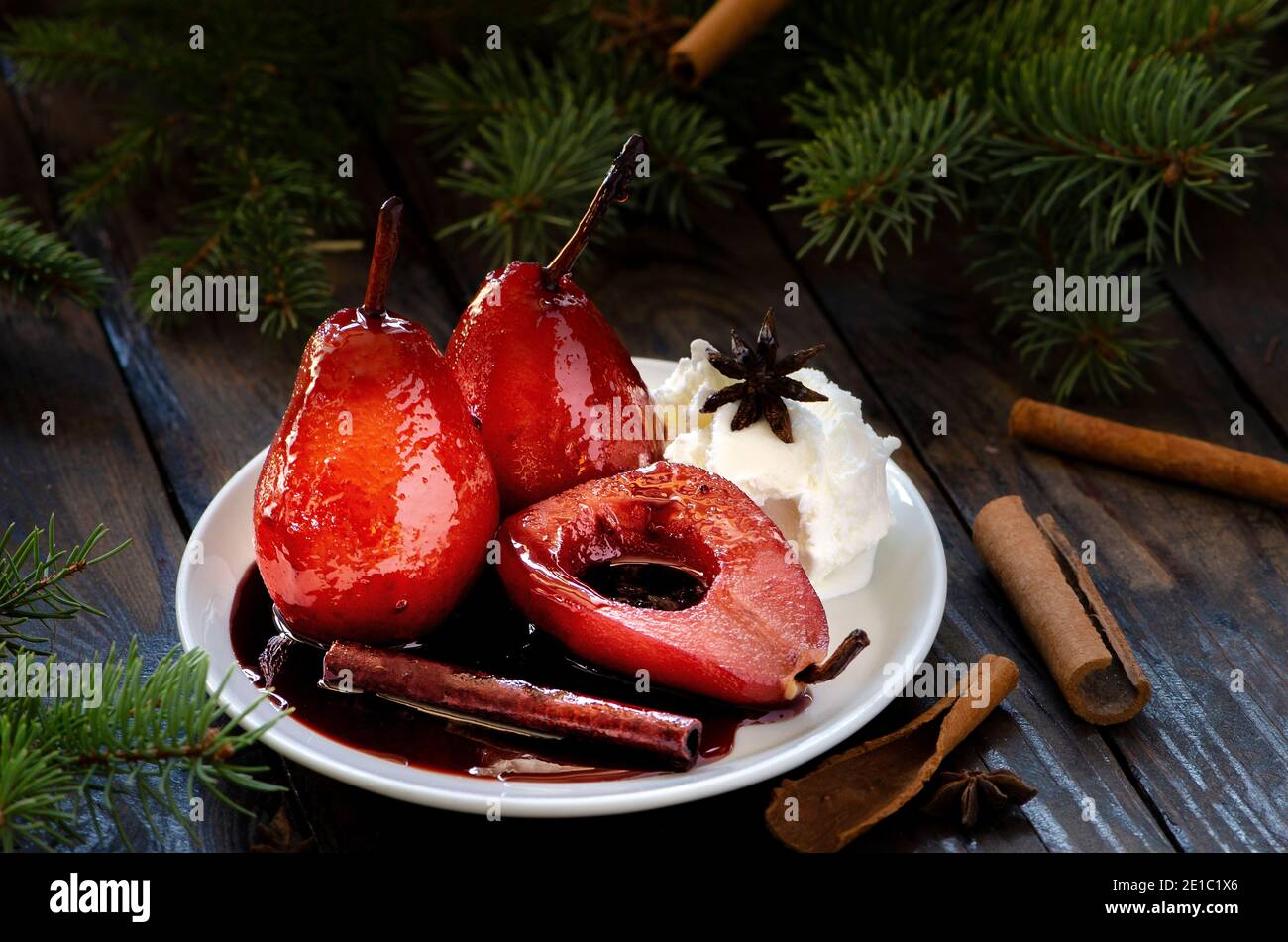 Pere in camicia con vino rosso speziato Foto Stock