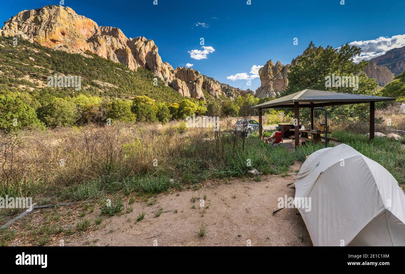 Campeggio, scogliere di rhyolite sopra Sunny Flat Campground in Cave Creek Canyon, habitat di zona ripariale in Chiricahua Mountains, Arizona, Stati Uniti Foto Stock