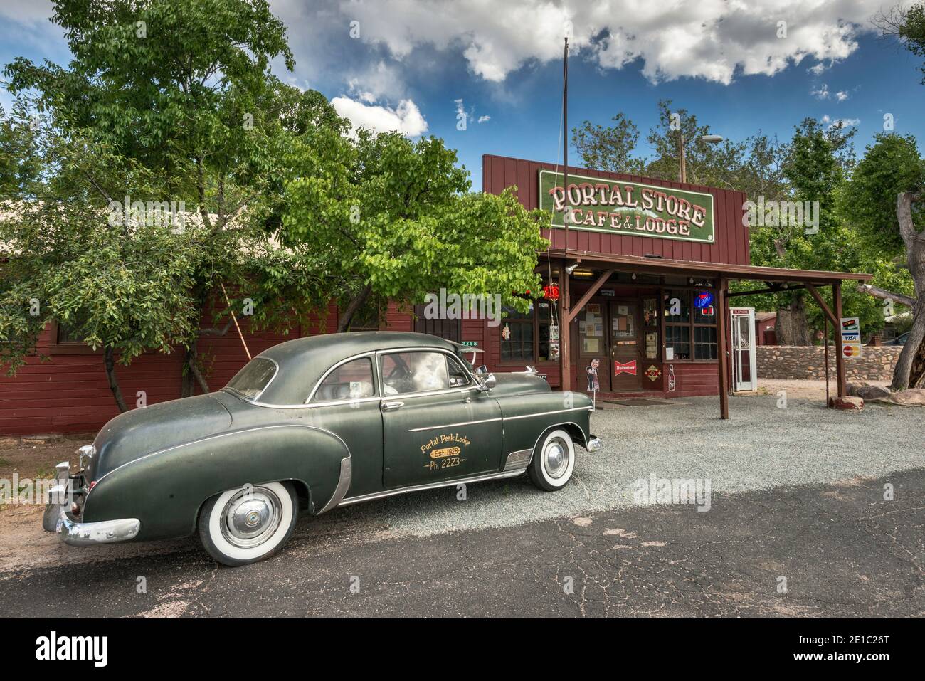 1950's Chevrolet Deluxe, 2 porte, con trasmissione Powerglide, Portal Store, vicino al Cave Creek Canyon in Chiricahua Mountains, Portal, Arizona, Stati Uniti Foto Stock