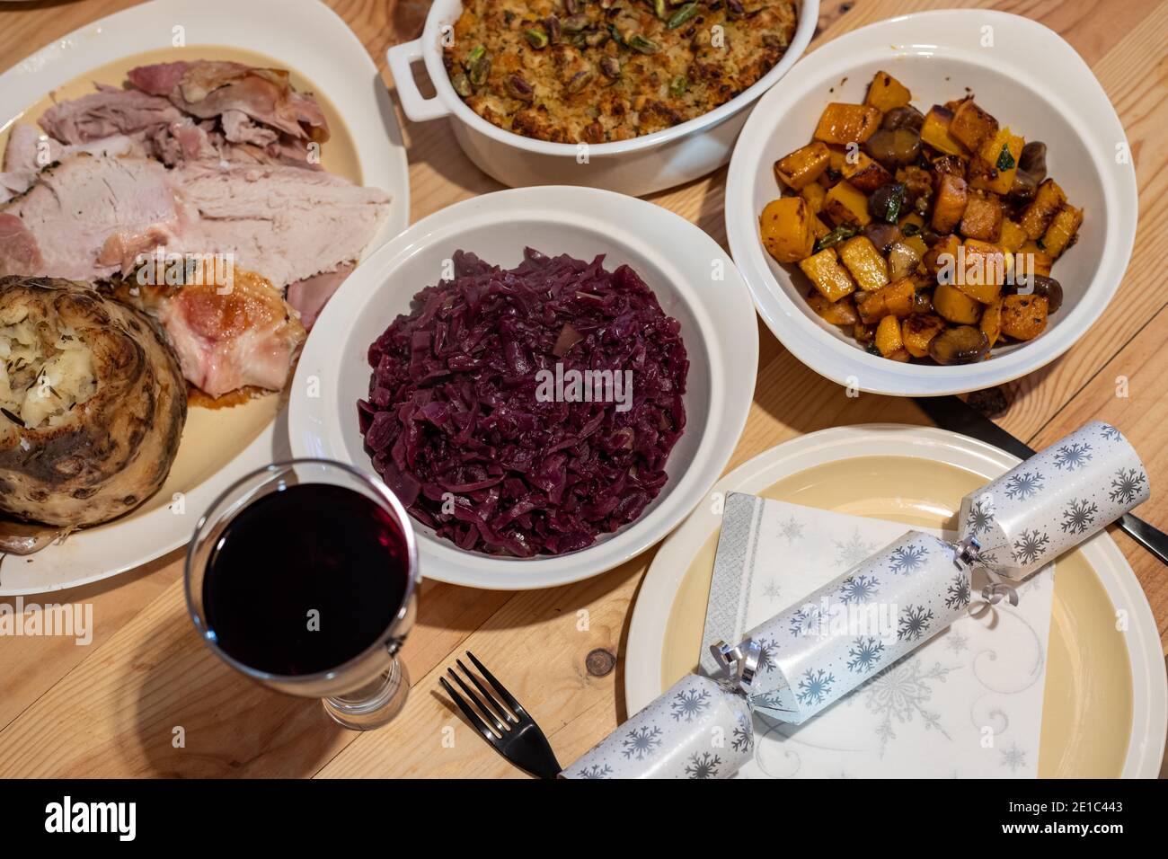 Pranzo/cena tradizionale di Natale con tacchino, cavolo rosso e altre verdure Foto Stock
