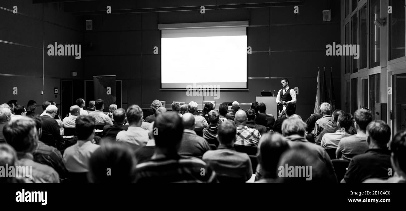 Altoparlante dando la presentazione sulla conferenza di business event. Foto Stock