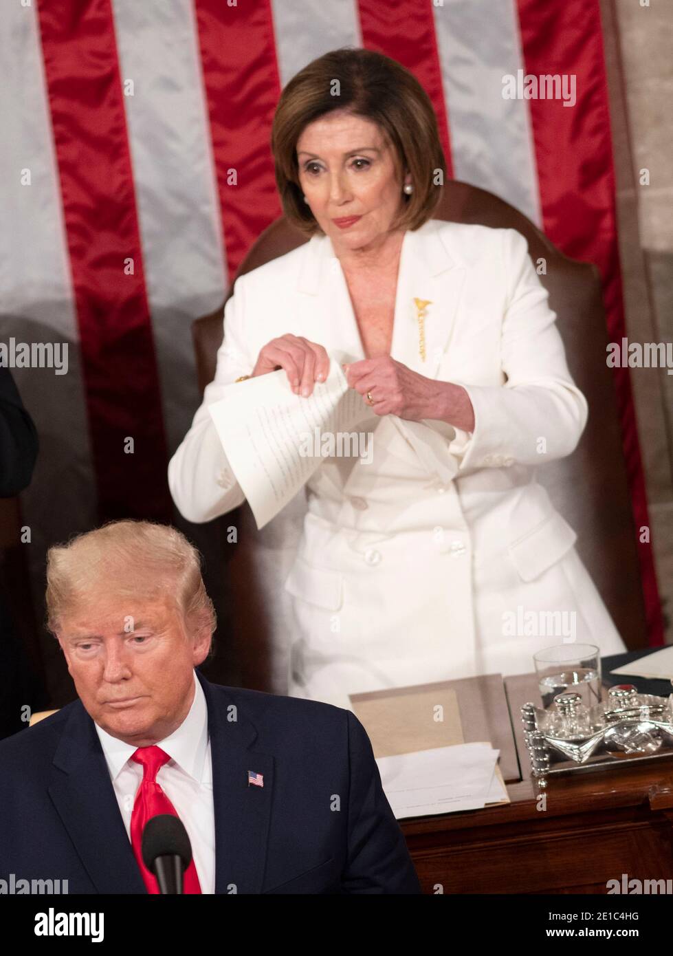 Pechino, Stati Uniti. 4th Feb, 2020. Il presidente della Camera Nancy Pelosi (R, BACK) strappa ciò che sembrava essere una copia del discorso del presidente durante il discorso dello Stato dell'Unione del presidente degli Stati Uniti Donald Trump a una sessione congiunta del Congresso su Capitol Hill a Washington, DC, Stati Uniti, 4 febbraio 2020. Credito: Liu Jie/Xinhua/Alamy Live News Foto Stock