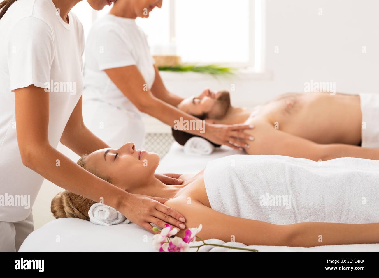 Moglie e marito godendo di un massaggio spalle al Spa Resort Foto stock -  Alamy