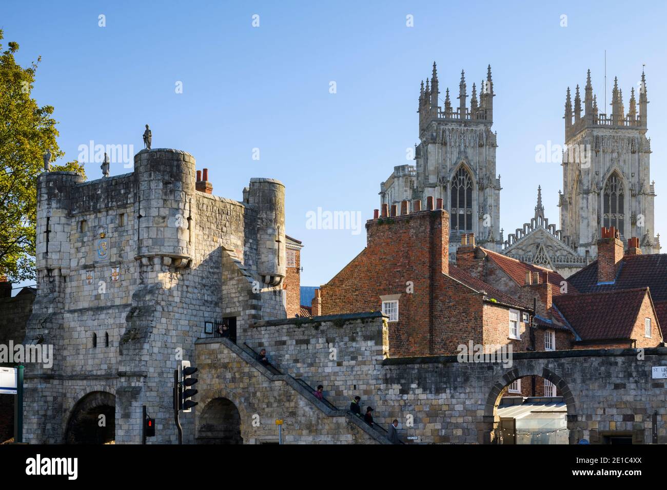 Scenic York - alte torri di Minster, tetti di tegole rosse, luce solare porta storica difensiva (Bootham Bar) e le mura della città - Nord Yorkshire, Inghilterra, Regno Unito Foto Stock