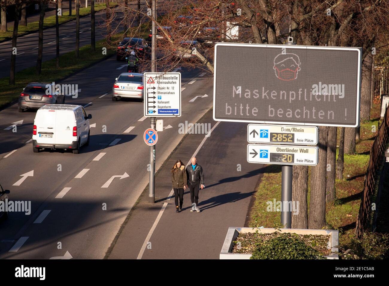 Grande esposizione sulla strada Agrippinaufer nel quartiere della città Bayenthal sottolinea l'obbligo di indossare maschere, Colonia, Germania. Grossdisplay e d Foto Stock