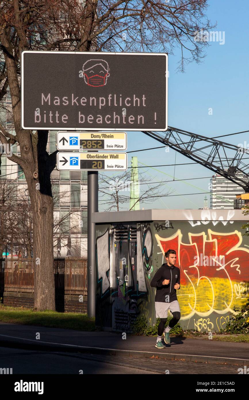 Grande esposizione sulla strada Agrippinaufer nel quartiere della città Bayenthal sottolinea l'obbligo di indossare maschere, Colonia, Germania. Grossdisplay e d Foto Stock
