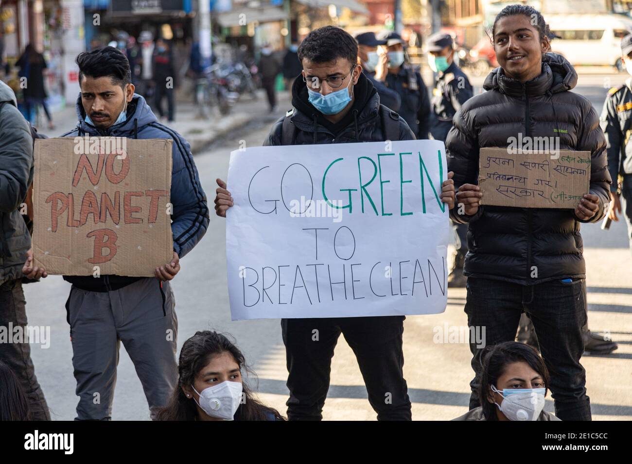 Kathmandu, Nepal. 06 gennaio 2021. Gli attivisti ambientali che indossano maschere protettive esibiscono cartelli durante una dimostrazione che chiede al governo di ridurre l'inquinamento atmosferico, a Kathmandu. Credit: SOPA Images Limited/Alamy Live News Foto Stock