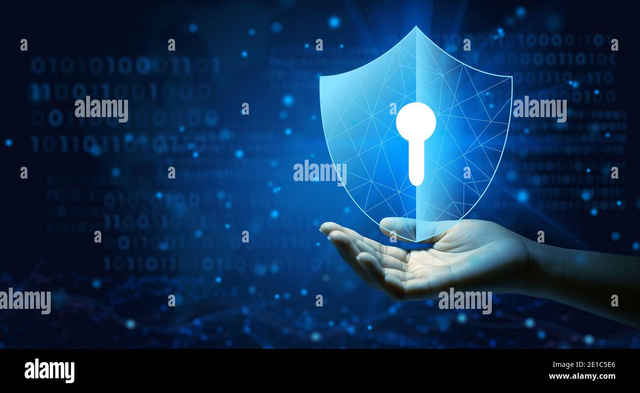 Icona dello scudo antivirus con Keyhole a disposizione di un uomo d'affari che utilizza la privacy di Cyber Security o la privacy delle informazioni per bloccare un attacco informatico. Foto Stock