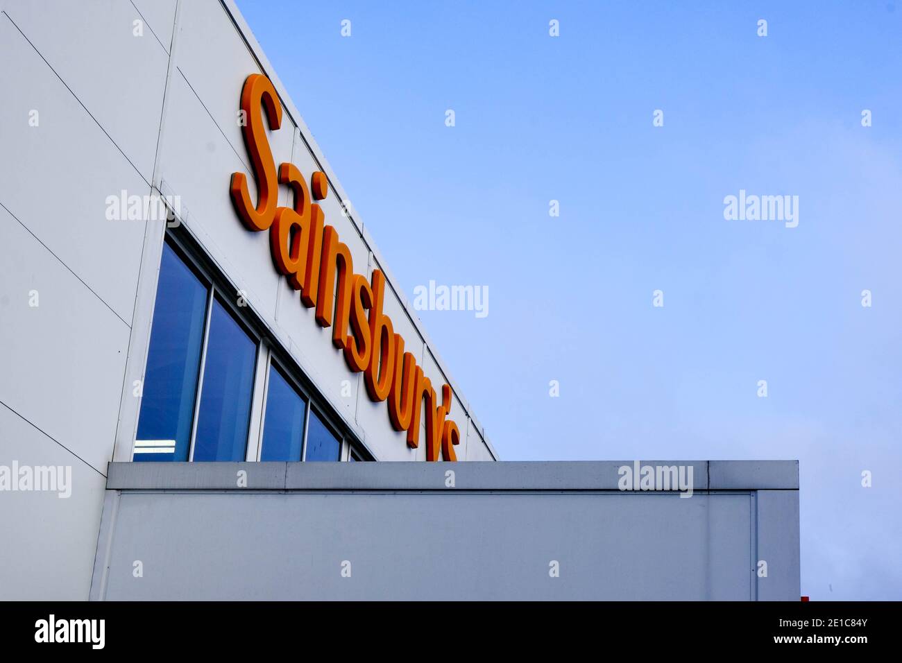 Epsom Surrey, Londra UK Gennaio 06 2021, Sainsburys Retail Supermarket Chain Sign and Logo with No People Foto Stock