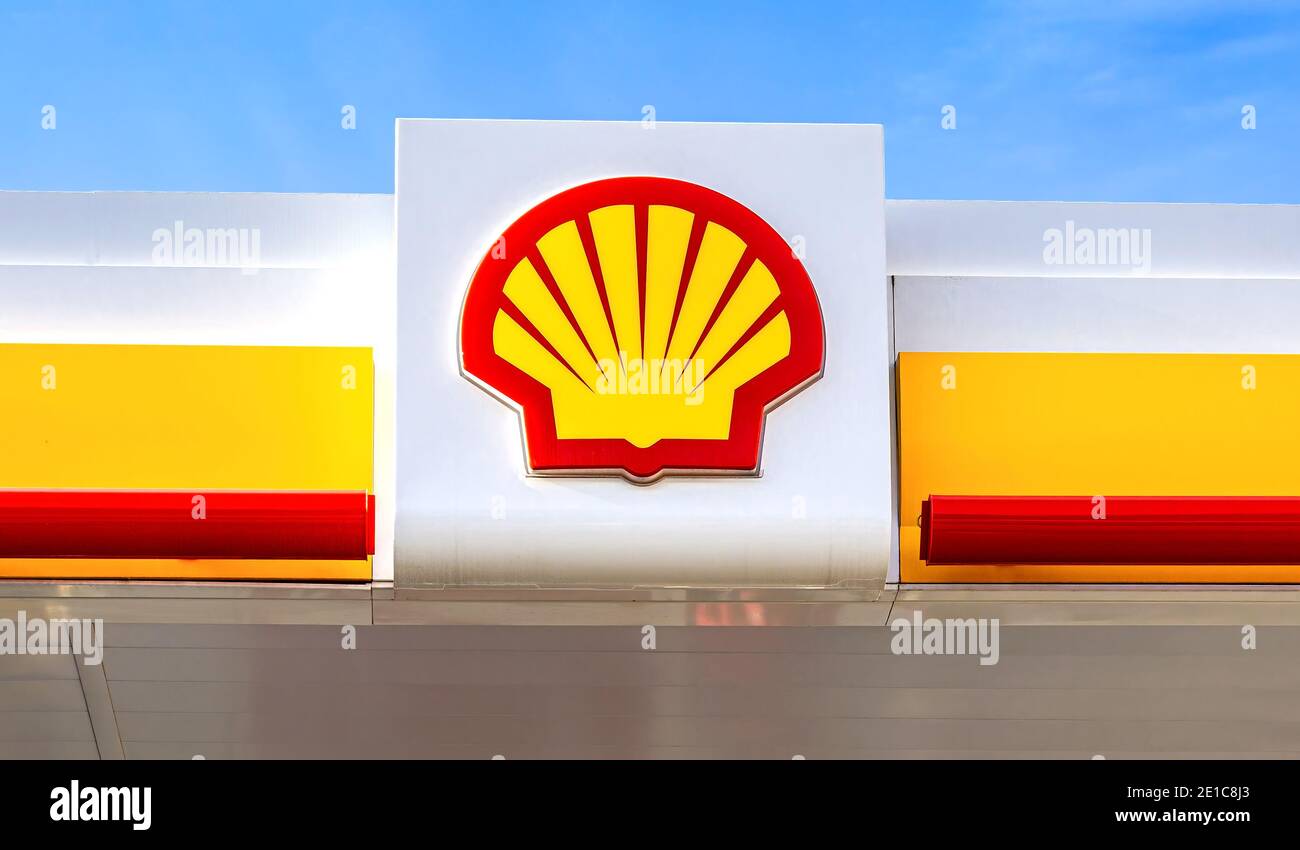 Samara, Russia - 8 ottobre 2020: Logo della società petrolifera Royal Dutch Shell contro il cielo blu Foto Stock