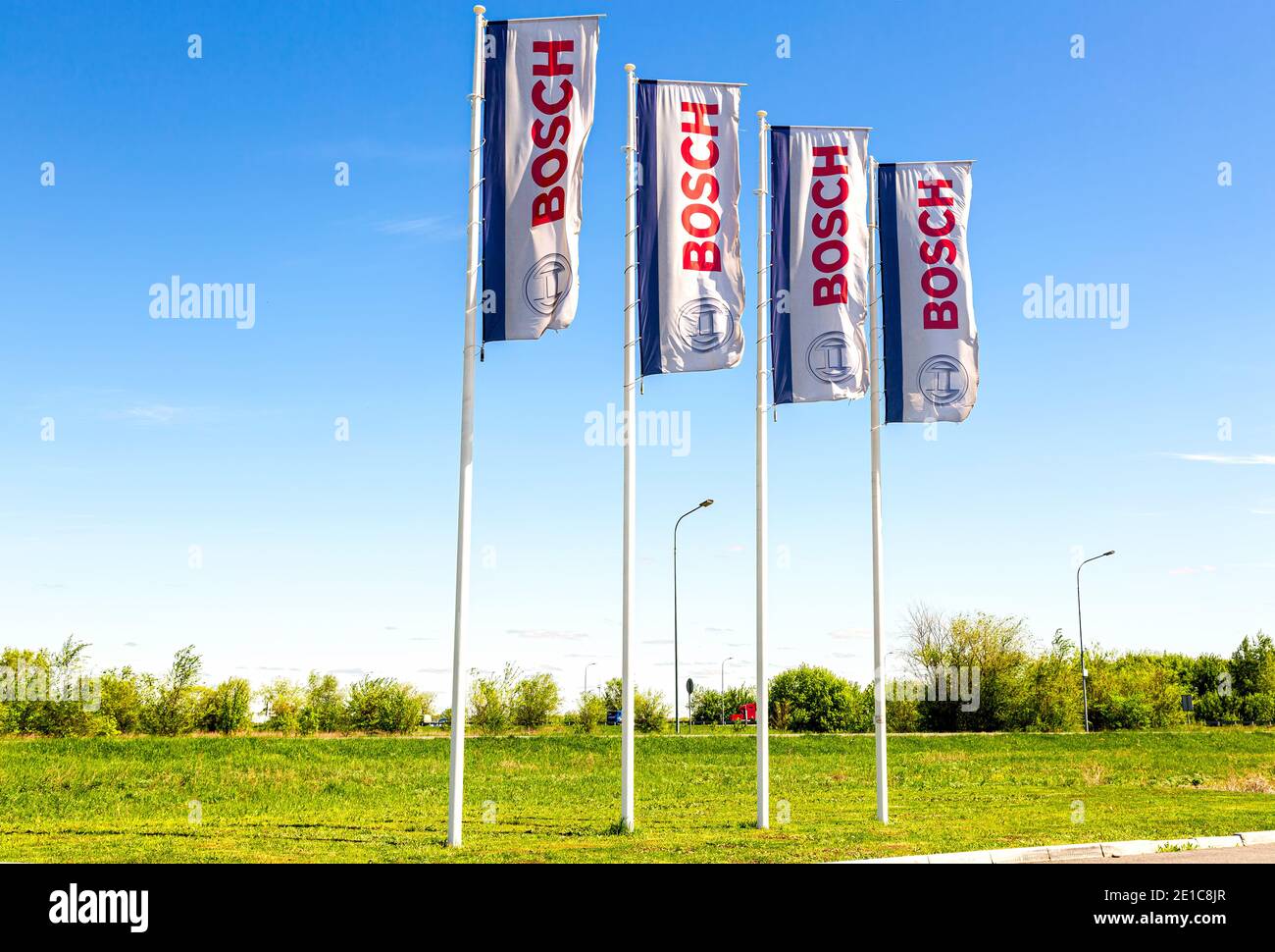 Samara, Russia - 14 maggio 2020: Bandiere della concessionaria di Bosch contro il cielo blu. Robert Bosch LLC è una multinazionale di ingegneria ed elettronica Foto Stock