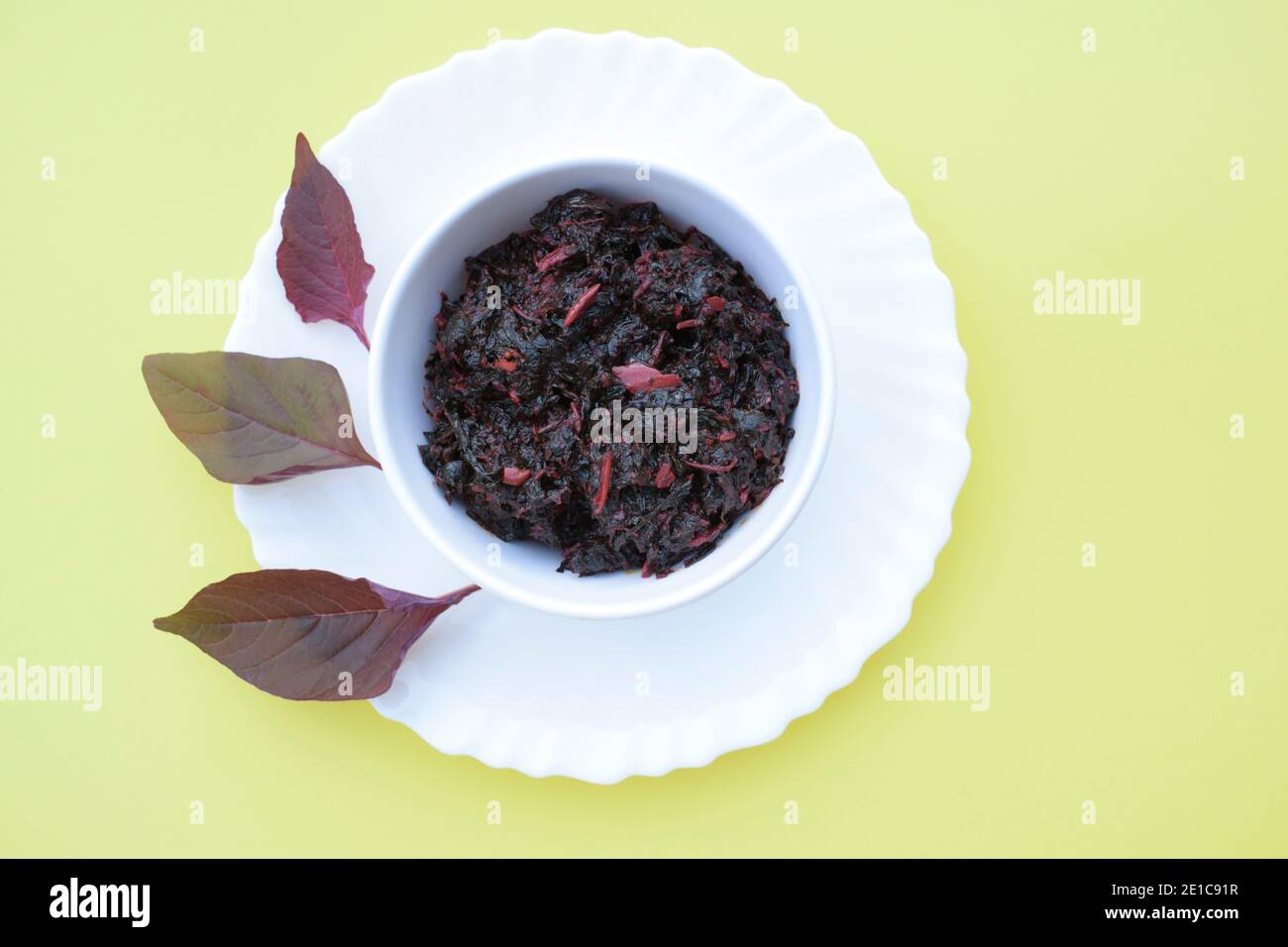 Chowli rossi bhaji o foglie di Amaranth alla luce del sole. Verdure biologiche verdi stagionali indiane in giardino da cucina. Foto Stock