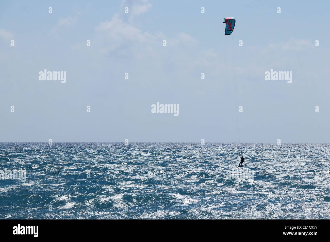 Il kiteboarding è uno sport d'azione che unisce aspetti di wakeboarding, snowboard, windsurf, surf, parapendio, skateboard e vela in uno Foto Stock