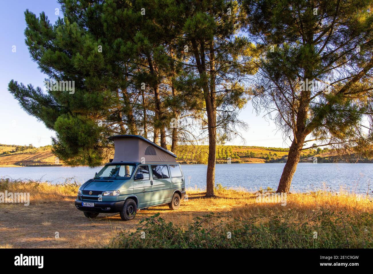 Camper Wildcamping offroad con VW T4 Syncro California Coach Campervan Con tetto a scomparsa in un lago vicino a Miranda do Douro nel nord del Portogallo Foto Stock