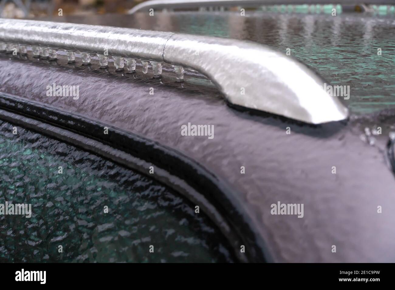 Tetto ghiacciato di una macchina primo piano. Ghiaccio sul tetto della vettura Foto Stock