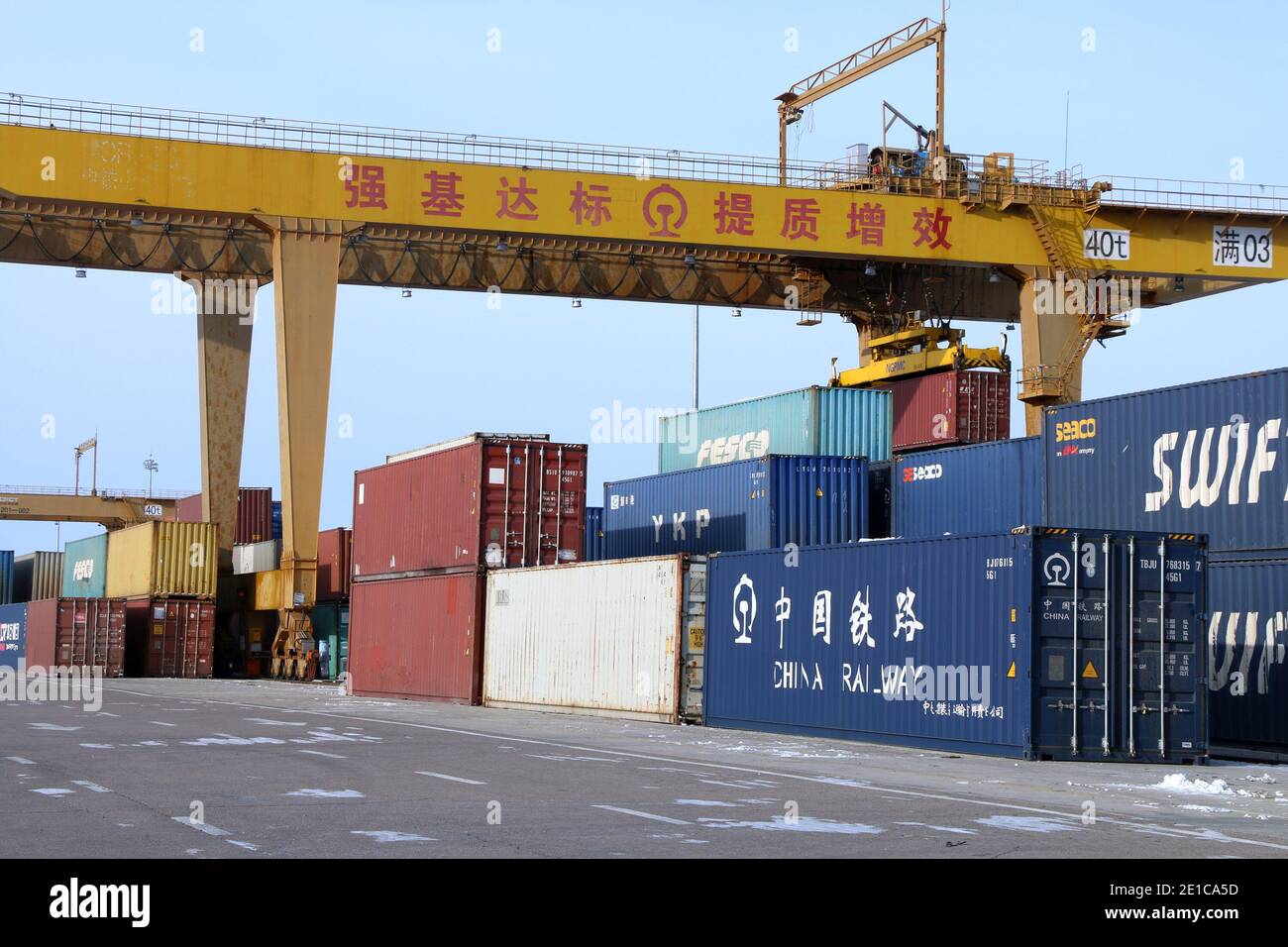 Manzhouli. 5 gennaio 2021. Foto scattata il 5 gennaio 2021 mostra una gru a portale che solleva un container a Manzhouli, regione autonoma della Mongolia interna della Cina del nord. Il numero di treni merci Cina-Europa in arrivo e in partenza attraverso Manzhouli, il più grande porto di terra della Cina, ha raggiunto un record nel 2020, nonostante l'impatto del COVID-19, le autorità ferroviarie locali ha detto Mercoledì. Credit: Guo Nailun/Xinhua/Alamy Live News Foto Stock