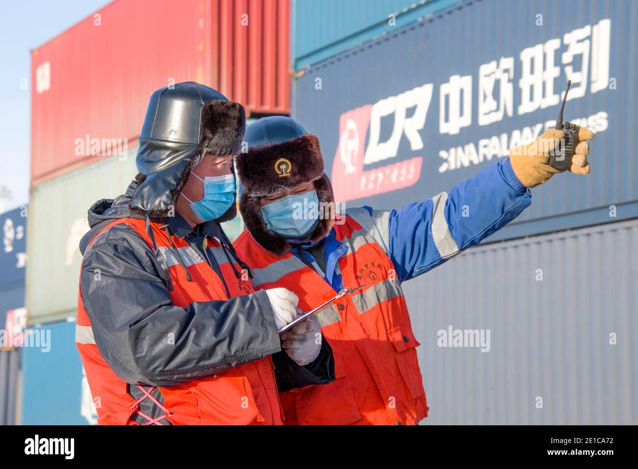 Manzhouli, la Regione Autonoma della Mongolia interna della Cina. 30 dicembre 2020. I membri del personale controllano le informazioni sui contenitori a Manzhouli, regione autonoma della Mongolia interna della Cina settentrionale, 30 dicembre 2020. Il numero di treni merci Cina-Europa in arrivo e in partenza attraverso Manzhouli, il più grande porto di terra della Cina, ha raggiunto un record nel 2020, nonostante l'impatto del COVID-19, le autorità ferroviarie locali ha detto Mercoledì. Credit: Guo Nailun/Xinhua/Alamy Live News Foto Stock