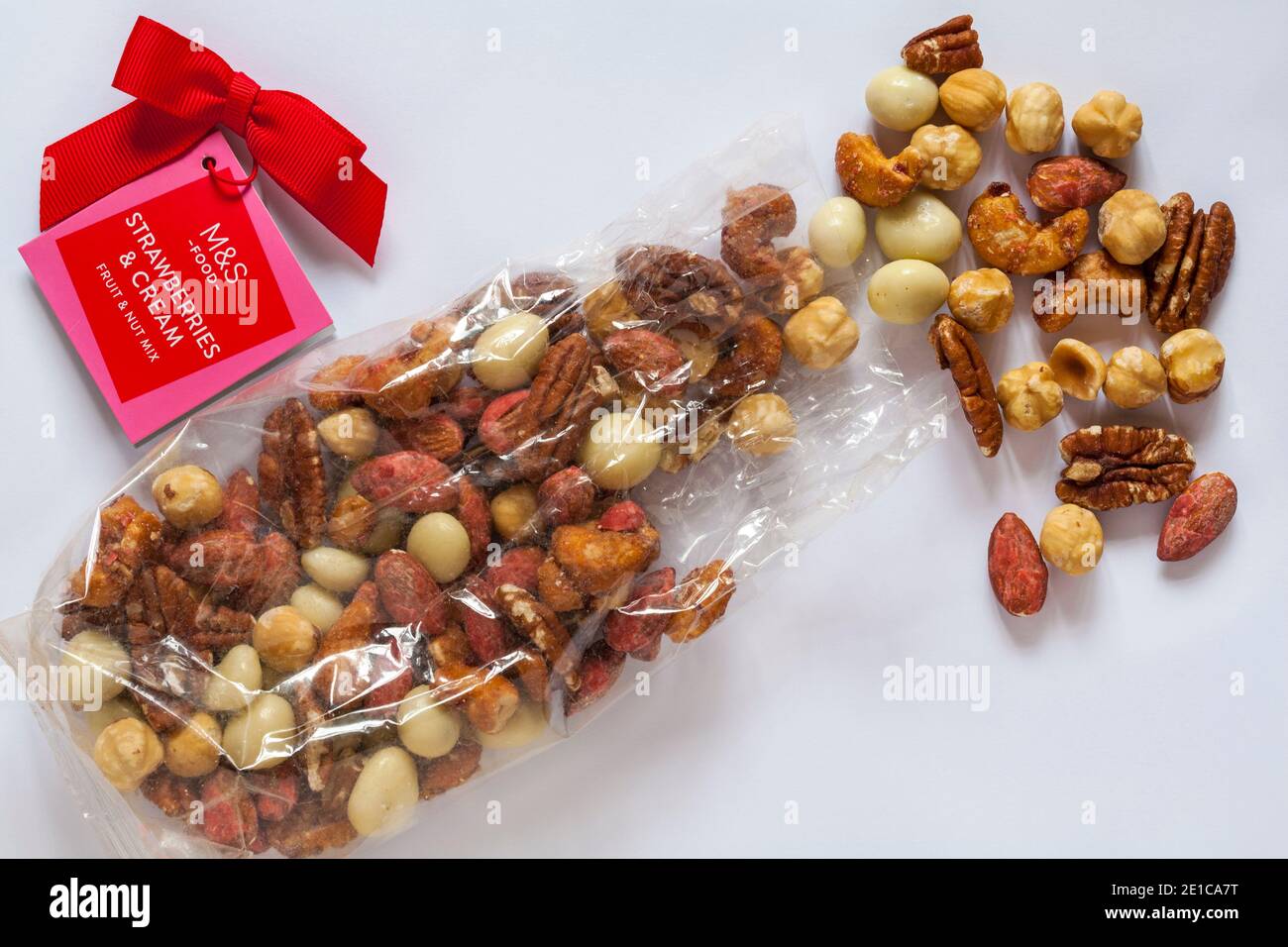 Confezione di M&S fragole e Crema frutta e noce Mix aperto con contenuto versato isolato su sfondo bianco Foto Stock