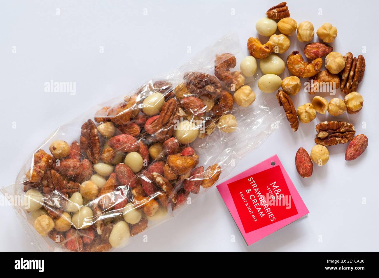 Confezione di M&S fragole e Crema frutta e noce Mix aperto con contenuto versato isolato su sfondo bianco Foto Stock