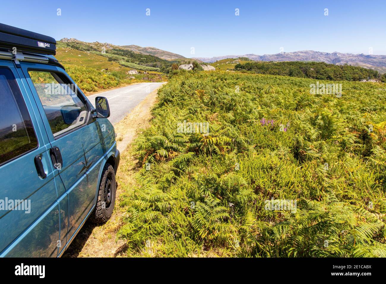 VW T4 Syncro California Coach Campervan con tetto a scomparsa AT Parco Nazionale di Peneda Gerês - Portogallo settentrionale Foto Stock