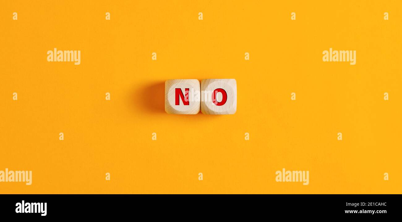 La parola no su cubetti di legno con sveglia. Risposta negativa o concetto di decisione personale. Foto Stock