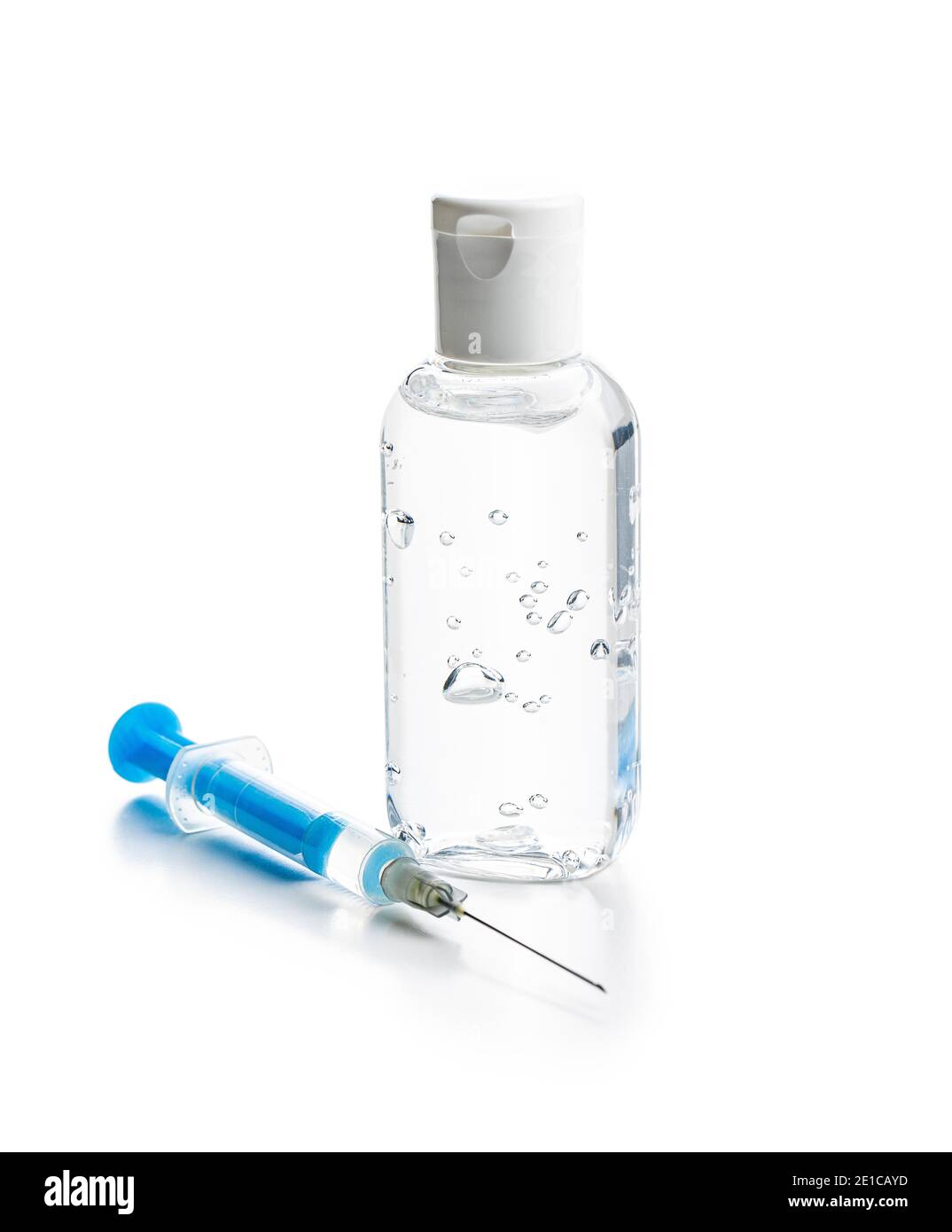 Siringa per iniezione e gel igienizzante. Vaccinazione con il coronavirus di Covid-19. Vaccino del virus corona isolato su sfondo bianco. Foto Stock