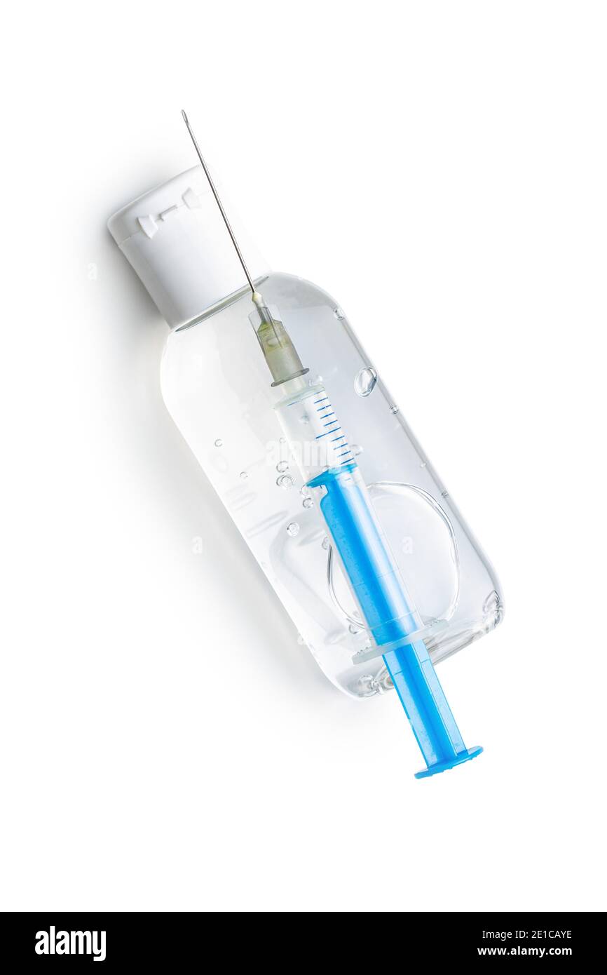 Siringa per iniezione e gel igienizzante. Vaccinazione con il coronavirus di Covid-19. Vaccino del virus corona isolato su sfondo bianco. Foto Stock