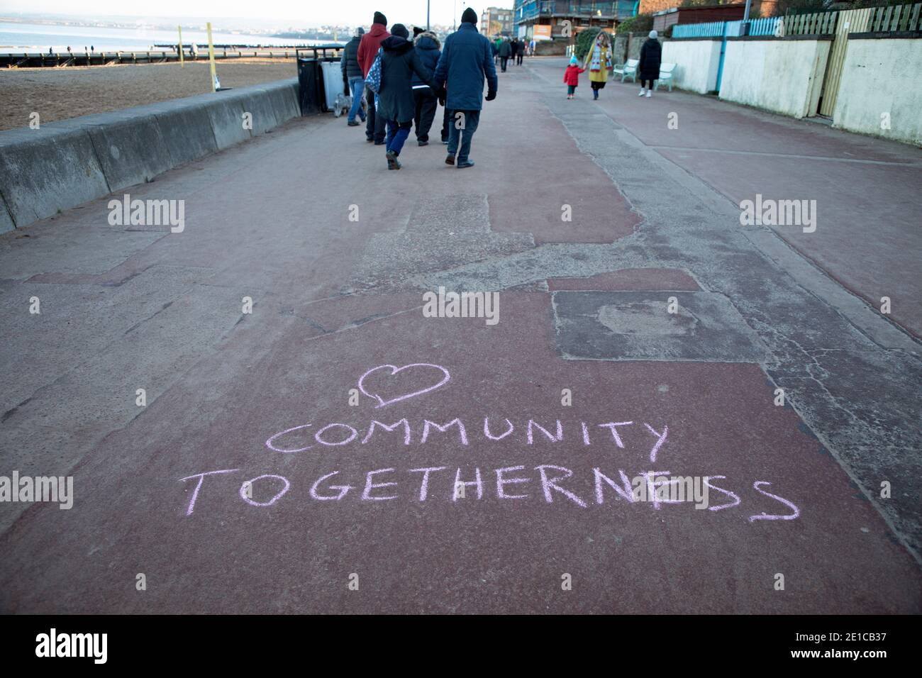 Portobello, Edimburgo, Scozia, Regno Unito. 6 gennaio 2021. Le persone che si occupano del Lockdown come meglio possono, ma qualcuno che scrive messaggi in gesso sulla passeggiata. Credit: Arch White/Alamy Live News. Foto Stock