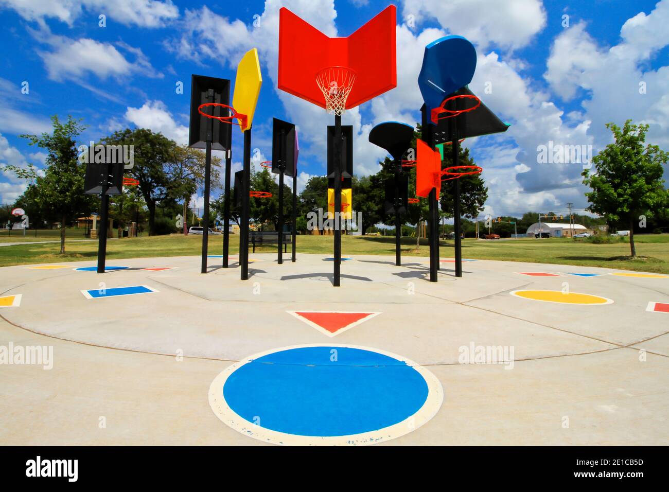 Un colorato campo da pallacanestro all'aperto nel JF Kennedy Park di Oklahoma City. Foto Stock