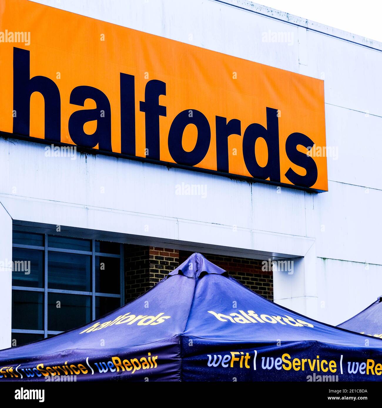 Epsom Surrey, Londra UK Gennaio 06 2021, il superstore Halfords Domestic Car Parts apre durante il Lockdown come essaail Business Foto Stock