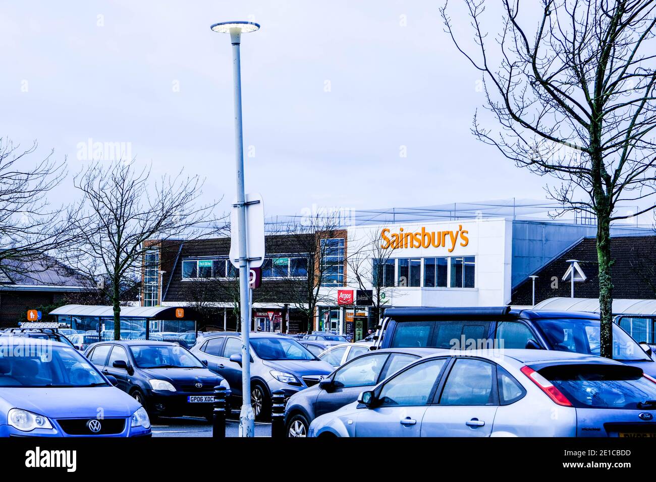 Epsom Surrey, Londra UK Gennaio 06 2021, Sainsburys Car Park pieno di veicoli per lo shopping durante il Lockdown Covid-19 Foto Stock