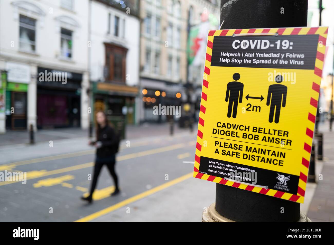 CARDIFF, GALLES - DICEMBRE 24: Un cartello giallo COVID-19 nel centro di Cardiff il 24 dicembre 2020 a Cardiff, Galles. Foto Stock