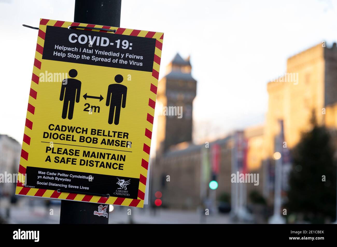 CARDIFF, GALLES - DICEMBRE 24: Un cartello giallo COVID-19 nel centro di Cardiff il 24 dicembre 2020 a Cardiff, Galles. Foto Stock
