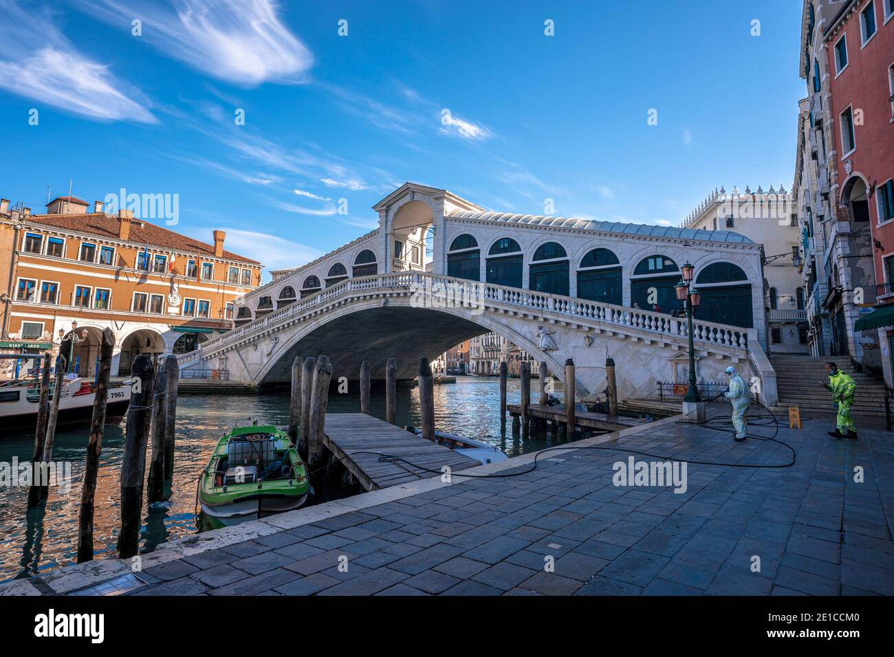 Paesaggio italiano di Venezia (Venezia), giornata di sole sul mare con vista tipica sul canale (canale d'acqua). Lavoratori sanitizzare le strade dopo covid-19 Foto Stock