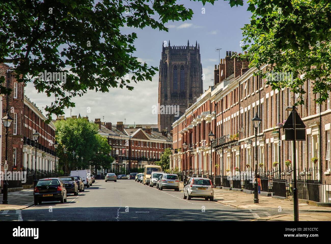 Canning Street a Liverpool con la cattedrale anglicana in lontananza. Foto Stock