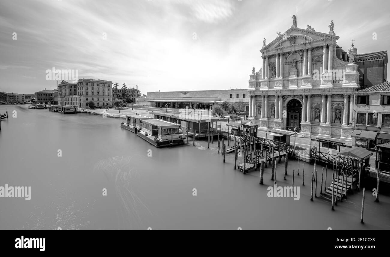 Paesaggio italiano di Venezia (Venezia), giornata di sole sul mare con vista tipica sul canale (canale d'acqua). Metodo di esposizione lunga. Foto Stock
