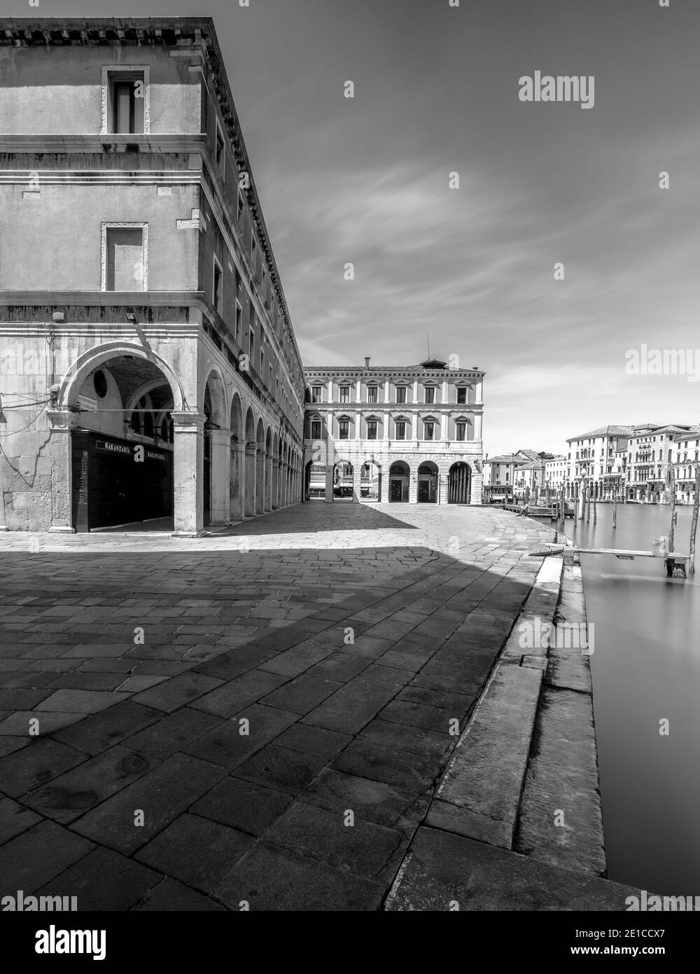 Paesaggio italiano di Venezia (Venezia), giornata di sole sul mare con vista tipica sul canale (canale d'acqua). Metodo di esposizione lunga. Foto Stock