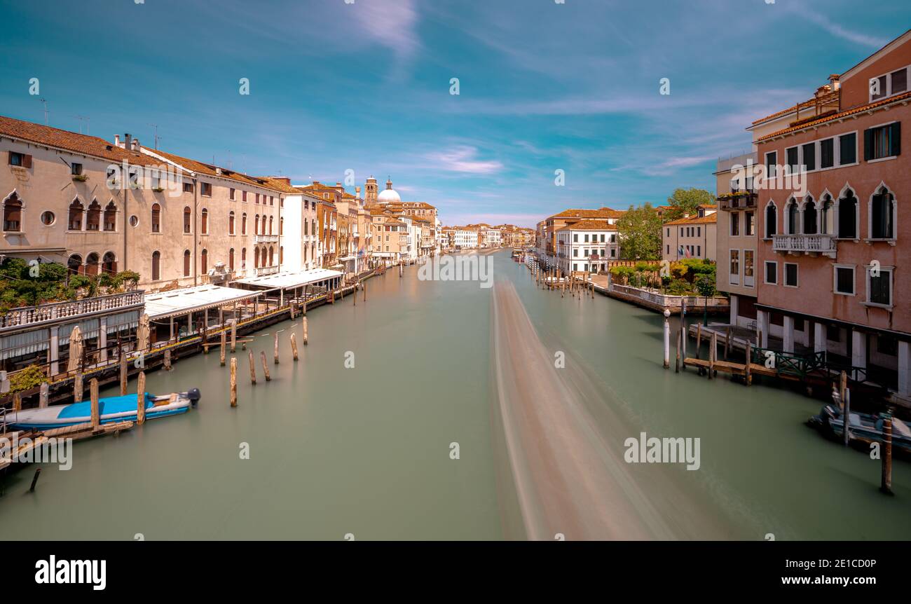 Paesaggio italiano di Venezia (Venezia), giornata di sole sul mare con vista tipica sul canale (canale d'acqua). Metodo di esposizione lunga. Foto Stock