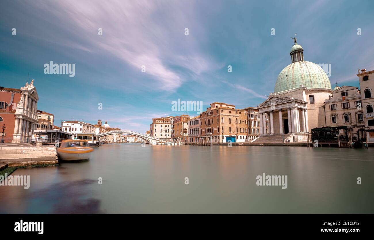 Paesaggio italiano di Venezia (Venezia), giornata di sole sul mare con vista tipica sul canale (canale d'acqua). Metodo di esposizione lunga. Foto Stock