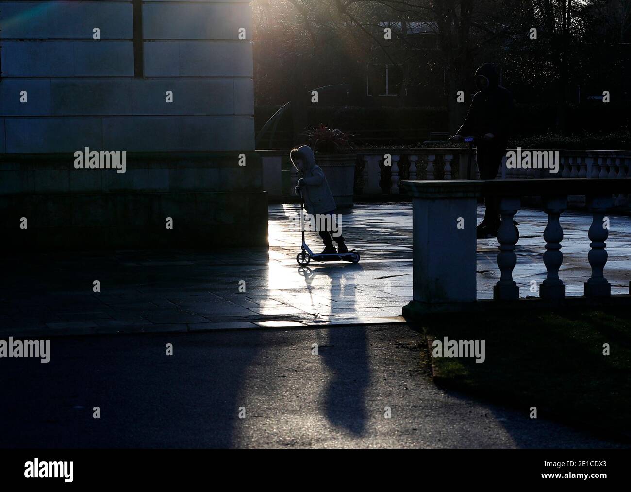 Loughborough, Leicestershire, Regno Unito. 6 gennaio 2021. Un ragazzo guida uno scooter nel Queens Park durante la terza lockdown nazionale del Covid-19. Credit Darren Staples/Alamy Live News. Foto Stock