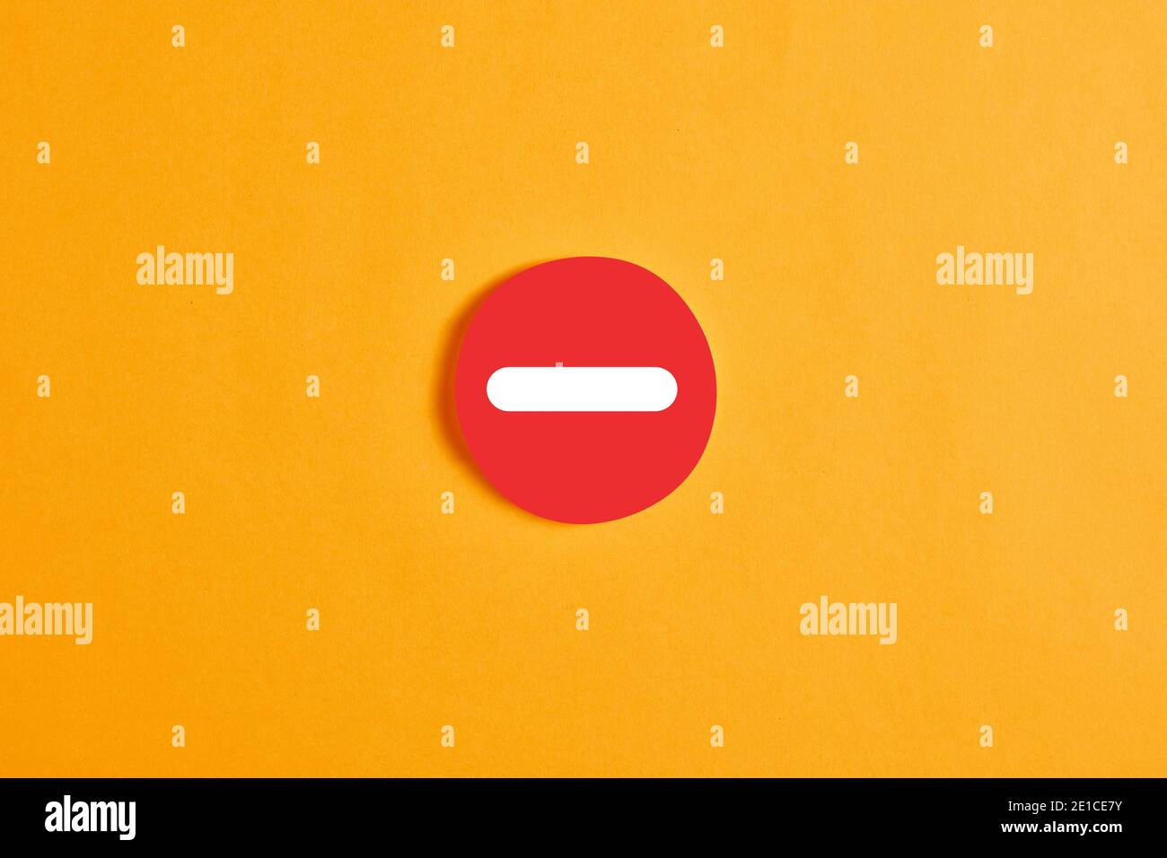 Cerchio rotondo rosso con un pulsante meno o un'icona su sfondo giallo. Foto Stock